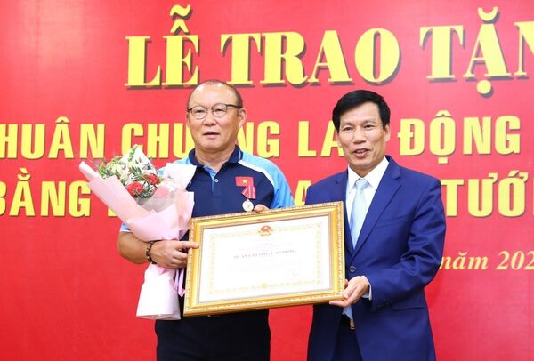 HLV Park Hang-seo nhận Huân chương Lao động hạng Nhì: “Cảm ơn nhân dân Việt Nam” HLV Park Hang-seo nhận Huân chương Lao động hạng Nhì: “Cảm ơn nhân dân Việt Nam” - Sputnik Việt Nam