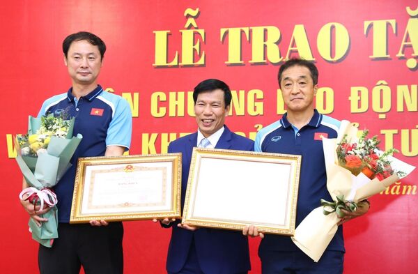 HLV Park Hang-seo nhận Huân chương Lao động hạng Nhì: “Cảm ơn nhân dân Việt Nam” HLV Park Hang-seo nhận Huân chương Lao động hạng Nhì: “Cảm ơn nhân dân Việt Nam” - Sputnik Việt Nam