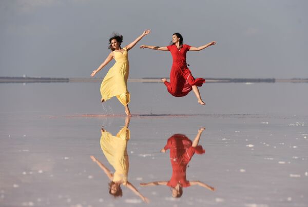 Những người mẫu trình diễn thời trang trên hồ Sasyk-Sivash ở ngoại ô Evpatoria - Sputnik Việt Nam