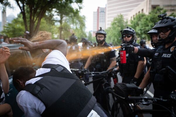 Cảnh sát xịt khí ga vào người biểu tình trong cuộc bạo loạn ở Charlotte, Mỹ - Sputnik Việt Nam