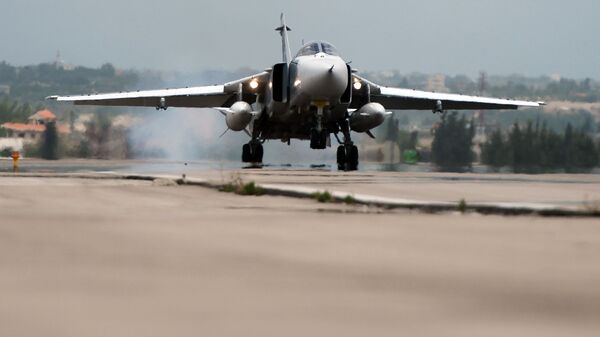 Máy bay Su-24 của Nga hạ cánh tại căn cứ không quân Khmeimim ở Syria. - Sputnik Việt Nam