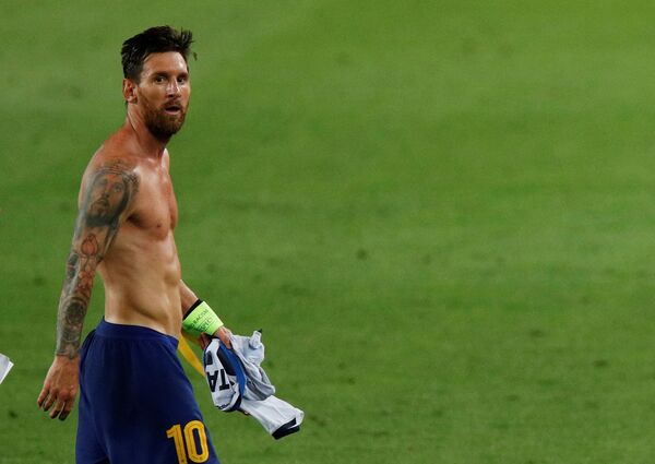 Cầu thủ Lionel Messi của FC Barcelona sau trận đấu với Napoli ở Tây Ban Nha - Sputnik Việt Nam