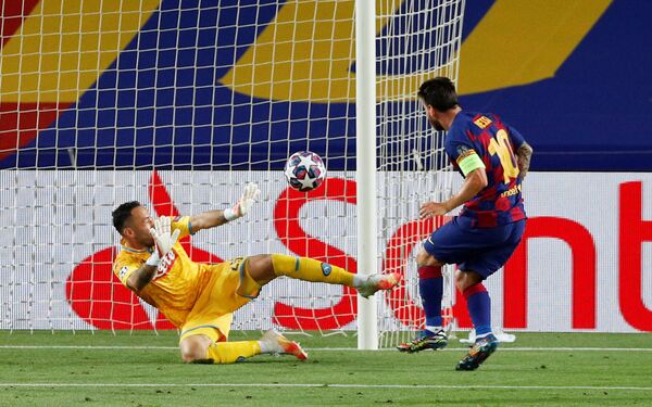 Cầu thủ Lionel Messi của FC Barcelona trong bàn thắng thứ ba vào lưới Napoli ở Tây Ban Nha - Sputnik Việt Nam