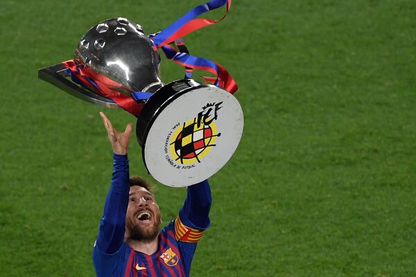 Cầu thủ Lionel Messi của FC Barcelona với chiếc cúp La Liga - Sputnik Việt Nam