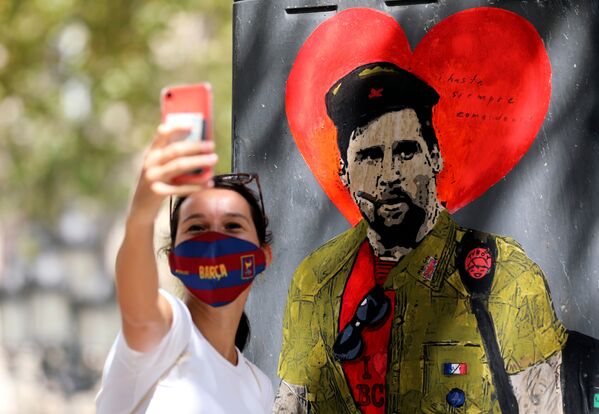 Cô gái chụp ảnh trước bức vẽ graffiti cầu thủ Lionel Messi của FC Barcelona ở Tây Ban Nha - Sputnik Việt Nam