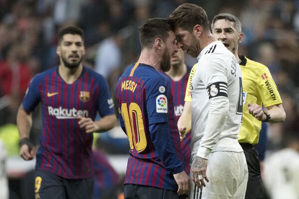 Cầu thủ Lionel Messi của FC Barcelona đọ sức với hậu vệ Sergio Ramos của Real Madrid - Sputnik Việt Nam
