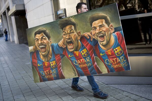 Bức tranh cùng với các cầu thủ của FC Barcelona - Sputnik Việt Nam