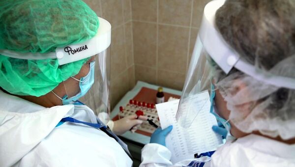 Các bác sĩ xếp các ống máu để phân tích trước khi xuất viện những người tình nguyện thử nghiệm vắc xin coronavirus - Sputnik Việt Nam
