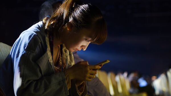 A woman uses a mobile phone - Sputnik Việt Nam
