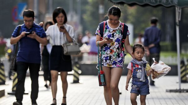 Пешеходы со смартфонами в Пекине, Китай - Sputnik Việt Nam
