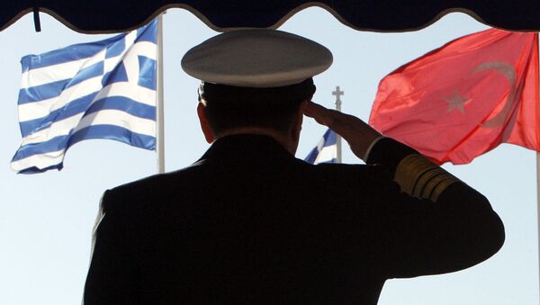 Người quân tử chào. Trên nền cờ của Hy Lạp và Thổ Nhĩ Kỳ - Sputnik Việt Nam