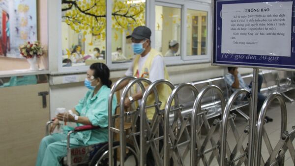 Hàng rào hạn chế người ngoài xâm nhập vào khu điều trị của bệnh nhân trước cửa Khoa Huyết học, Bệnh viện Chợ Rẫy - Sputnik Việt Nam