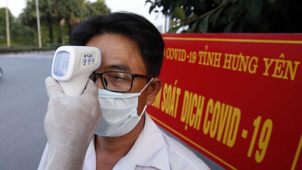 Kiểm tra thân nhiệt với những người từ địa phương khác đến tại chốt kiểm soát dịch COVID-19 (huyện Văn Giang, Hưng Yên) - Sputnik Việt Nam