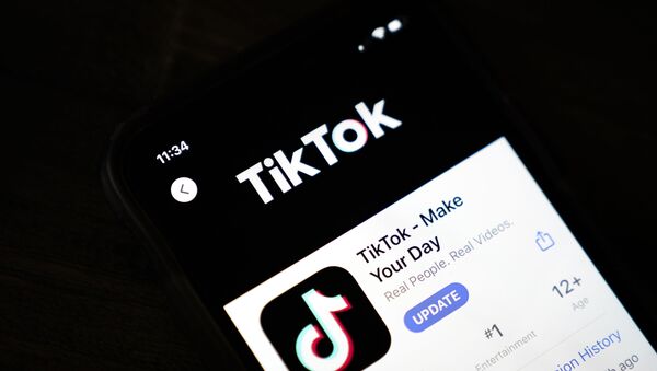 Logo mạng xã hội TikTok trên màn hình điện thoại thông minh - Sputnik Việt Nam