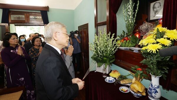 Tổng Bí thư, Chủ tịch nước Nguyễn Phú Trọng dâng hương tưởng niệm Chủ tịch Hồ Chí Minh - Sputnik Việt Nam