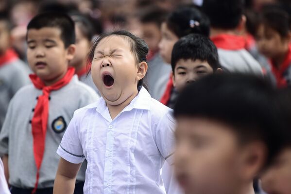 Một đứa trẻ ngáp trong ngày đầu tiên đi học ở Trung Quốc - Sputnik Việt Nam