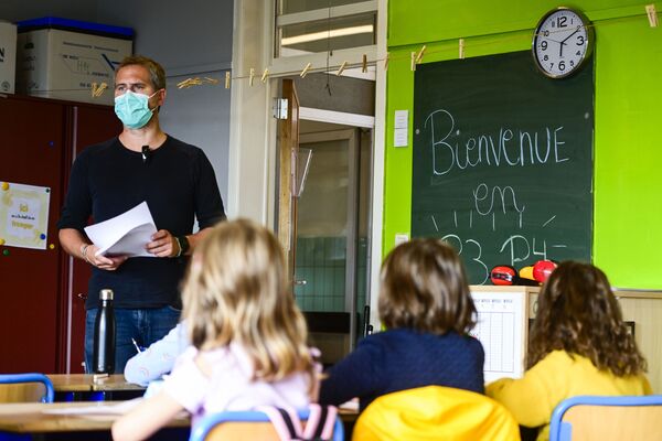 Giáo viên đeo khẩu trang trong buổi học ở Brussels - Sputnik Việt Nam