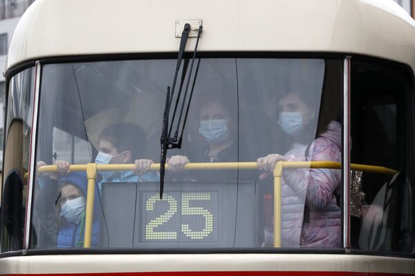 Những người đeo khẩu trang đi xe điện ở Prague - Sputnik Việt Nam