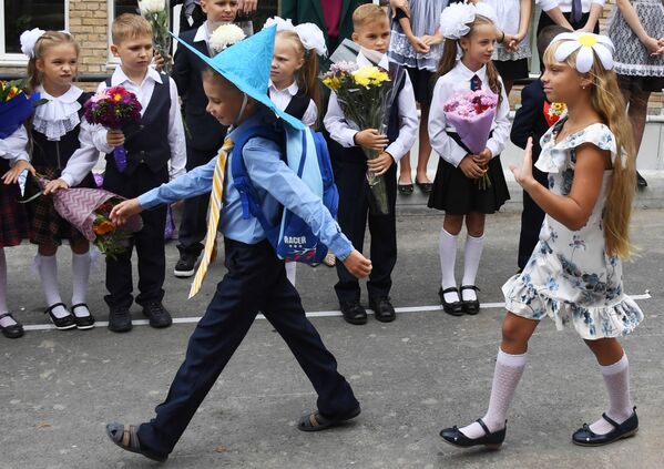 Tập trung trong lễ khai giảng tại trường học ở Vladivostok nhân Ngày tri thức - Sputnik Việt Nam