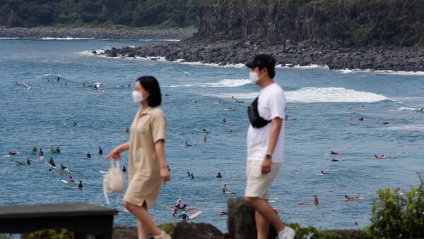 Những người đeo khẩu trang đi nghỉ ở đảo Jeju, Hàn Quốc - Sputnik Việt Nam