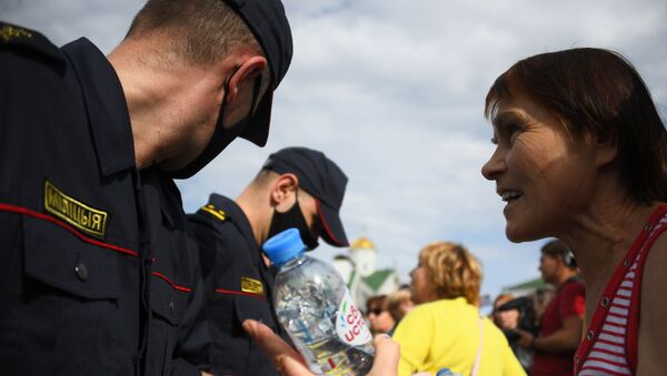 Các nhân viên thực thi pháp luật và một người tham gia biểu tình ở Minsk. - Sputnik Việt Nam