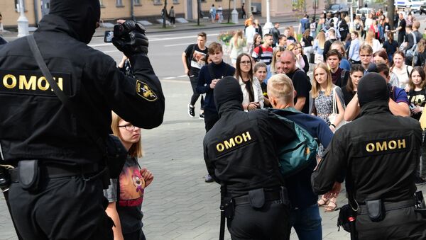 Sĩ quan OMON trong quá trình bắt giữ những người tham gia biểu tình ở Minsk - Sputnik Việt Nam