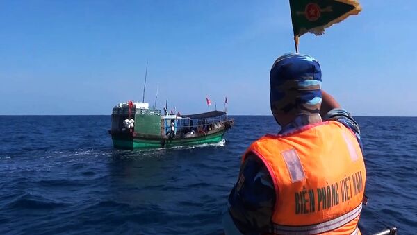 Lực lượng Biên phòng Quảng Trị đang truy đuổi, vây bắt một tàu cá của nước ngoài xâm phạm chủ quyền vùng biển Việt Nam trong khi khai thác hải sản - Sputnik Việt Nam