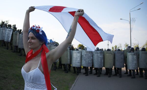 Nữ thành viên tham gia cuộc biểu tình của phe đối lập ở Minsk - Sputnik Việt Nam