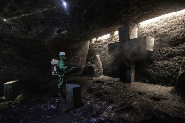 Công nhân khử trùng Nhà thờ muối Zipaquira, một nhà thờ dưới lòng đất được xây dựng trong mỏ khai thác muối, Colombia - Sputnik Việt Nam