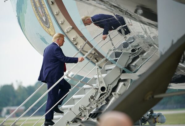 Tổng thống Hoa Kỳ Donald Trump trên cầu thang Air Force One tại Sân bay Quốc tế Wilmington, Bắc Carolina - Sputnik Việt Nam
