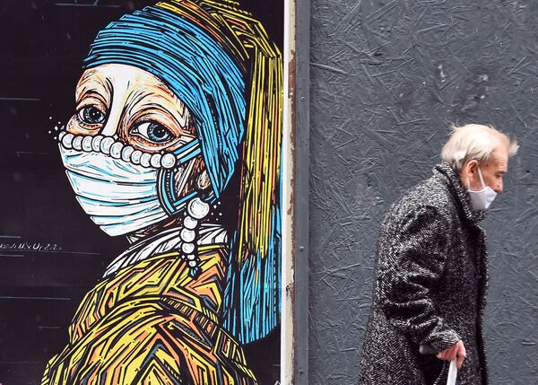 Graffiti mô tả cô gái trong bức tranh của Jan Vermeer Cô gái đeo bông tai ngọc trai, phiên bản với khẩu trang y tế - Sputnik Việt Nam
