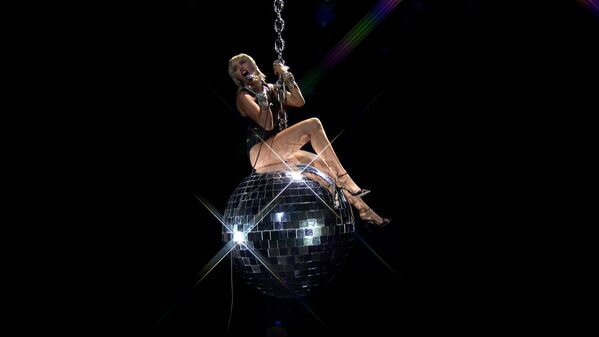 Ca sĩ Miley Cyrus biểu diễn tại MTV Video Music Awards 2020 - Sputnik Việt Nam