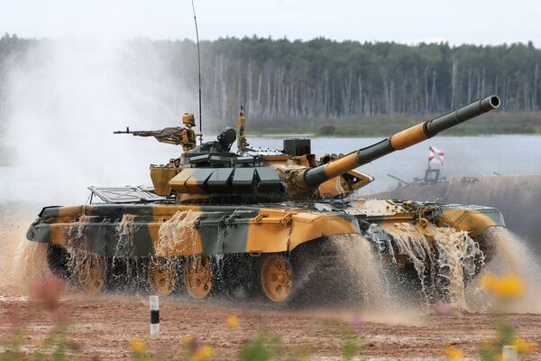  Xe tăng T-72 của đội tuyển Việt Nam tại buổi thi đấu của các kíp xe tăng trong khuôn khổ cuộc thi Tank Biathlon 2020 tại thao trường Alabino - Sputnik Việt Nam