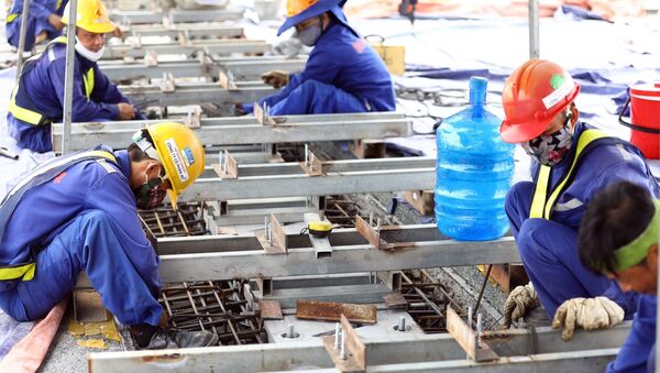Công nhân đang thi công khe co giãn trên tuyến đường - Sputnik Việt Nam