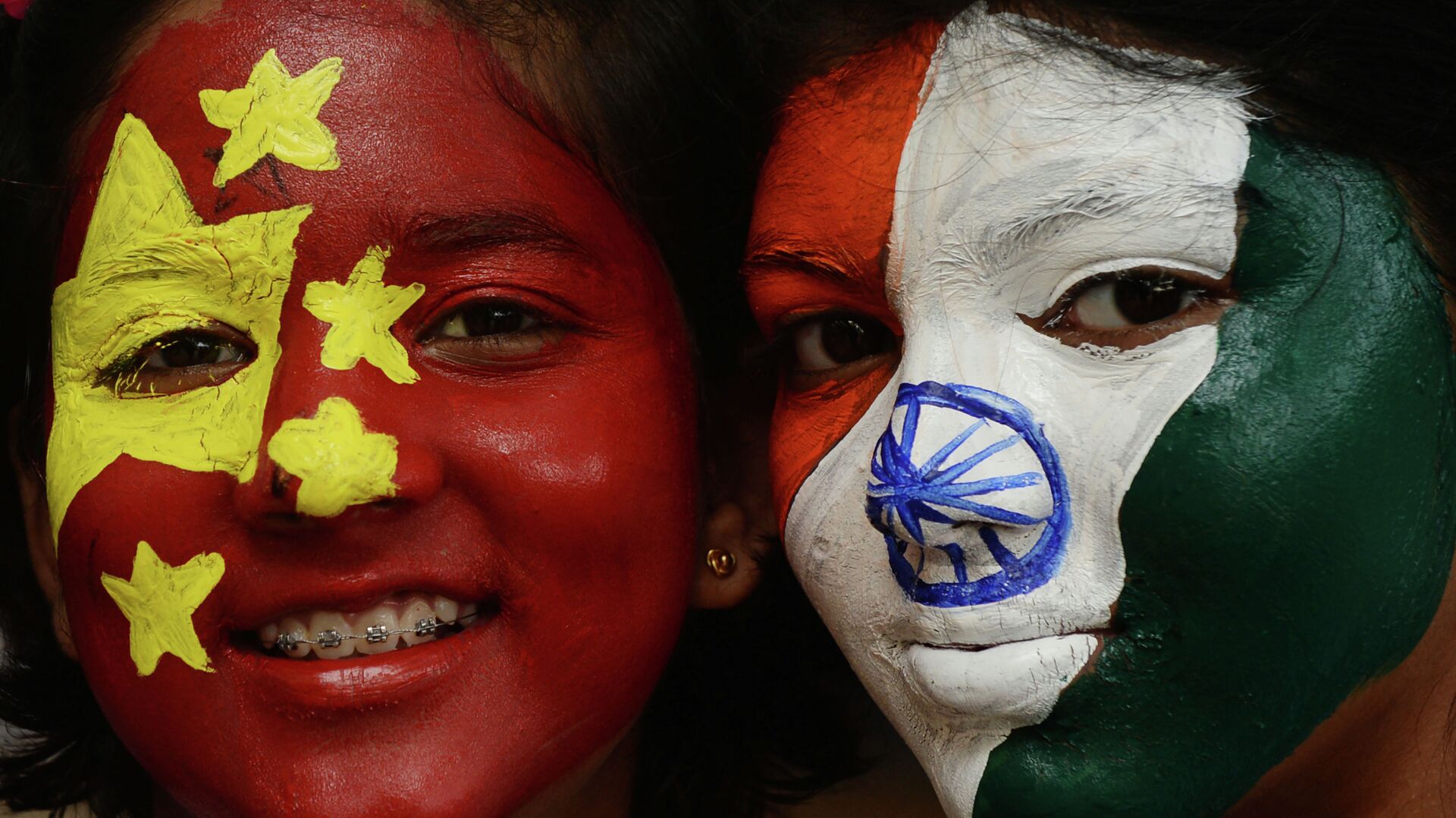 Các cô gái với hình ảnh quốc kỳ của Ấn Độ và Trung Quốc. - Sputnik Việt Nam, 1920, 20.04.2022