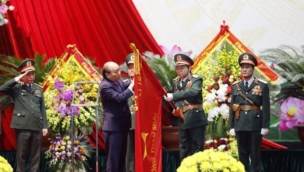 Thủ tướng Nguyễn Xuân Phúc gắn Huân chương Bảo vệ Tổ quốc hạng Nhất lên Quân kỳ của Bộ Tổng tham mưu Quân đội nhân dân Việt Nam - Sputnik Việt Nam