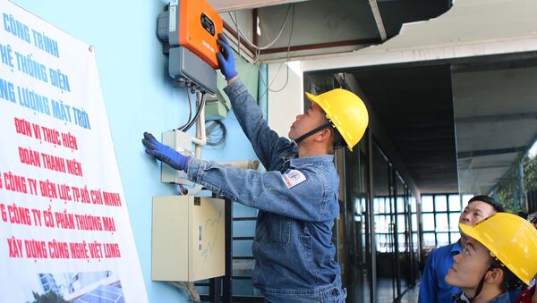 Công nhân EVN HCMC lắp đặt bộ hòa lưới (Inverter) điện của pin năng lượng mặt trời với điện lưới điện quốc gia - Sputnik Việt Nam