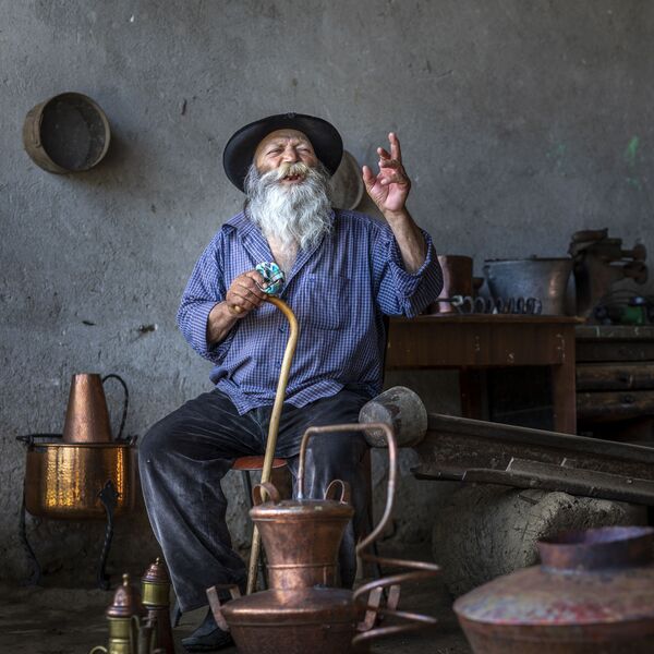 Bức ảnh Danchu, người thợ đồng ở Romania của nhiếp ảnh gia Lynn Fraser, lọt chung kết hạng mục Con người của cuộc thi National Geographic Traveller Photography Competition 2020 - Sputnik Việt Nam
