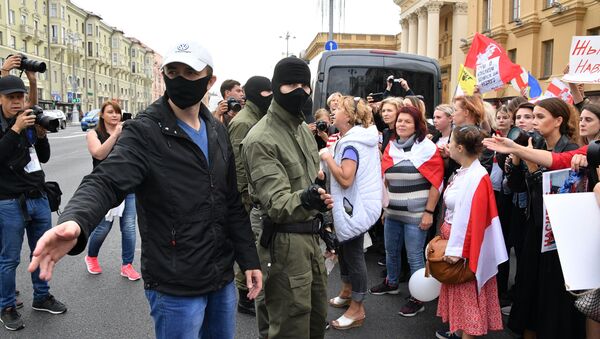 Nhân viên thực thi pháp luật và những người tham gia hành động biểu tình ở Minsk - Sputnik Việt Nam