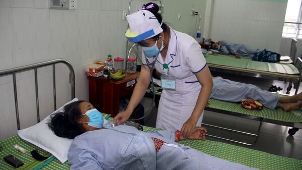 Bác sĩ đang thăm khám cho bệnh nhân - Sputnik Việt Nam