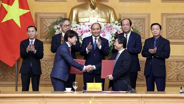 Thủ tướng Nguyễn Xuân Phúc chứng kiến lễ trao thoả thuận hợp tác giữa Cục Đầu tư nước ngoài (Bộ Kế hoạch và Đầu tư) và Tổ chức Xúc tiến Thương mại Nhật Bản - Sputnik Việt Nam
