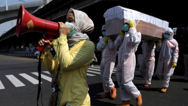 Ở Indonesia những người vi phạm chế độ đeo khẩu trang bị cho vào quan tài. - Sputnik Việt Nam