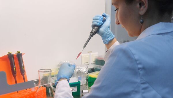 Một nhân viên của phòng thí nghiệm tiến hành thử nghiệm vắc-xin chống lại COVID-19 tại Trung tâm Dịch tễ học và Vi sinh N.F. Gamaleya - Sputnik Việt Nam