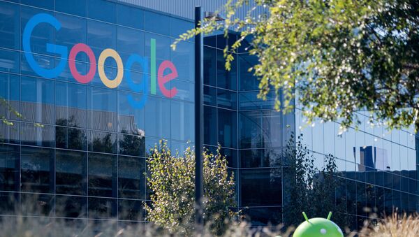 Biểu trưng của Google và tượng Android được nhìn thấy tại Googleplex ở Menlo Park, California - Sputnik Việt Nam