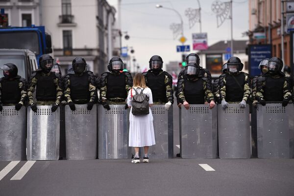 Người tham gia cuộc biểu tình trái phép của phe đối lập Tuần hành hợp nhất và nhân viên cảnh sát trên đường phố ở Minsk - Sputnik Việt Nam