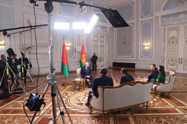 Tổng thống Belarus Alexandr Lukashenko trong cuộc phỏng vấn với các nhà báo Nga tại Cung điện Độc lập ở Minsk, Belarus - Sputnik Việt Nam