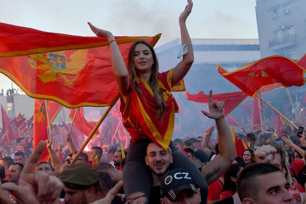 Những người tham gia biểu tình sau cuộc bầu cử quốc hội ở Podgorica, Montenegro - Sputnik Việt Nam