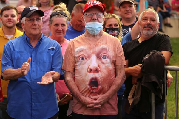 Những người ủng hộ Donald Trump trong bài phát biểu tranh cử của ông tại Sân bay Smith Reynolds ở Winston Salem, Hoa Kỳ - Sputnik Việt Nam