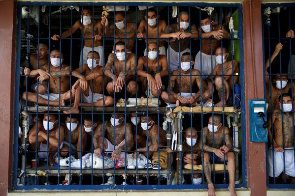 Các thành viên băng đảng trong phòng giam ở nhà tù Quezaltepeque ở El Salvador - Sputnik Việt Nam