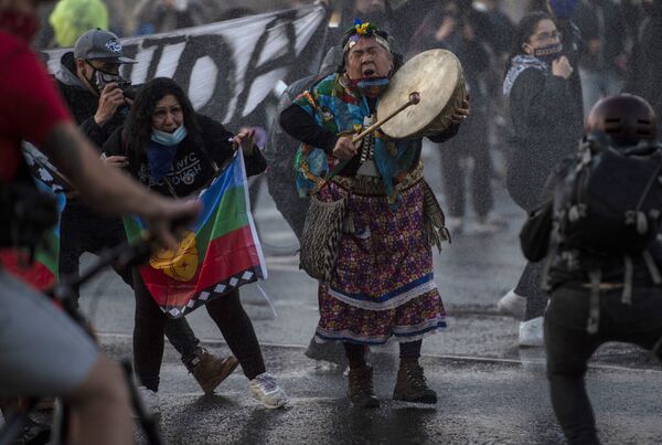 Người phụ nữ bản địa Mapuche biểu tình phản đối hành động của chính phủ đối với đại dịch coronavirus ở Santiago - Sputnik Việt Nam